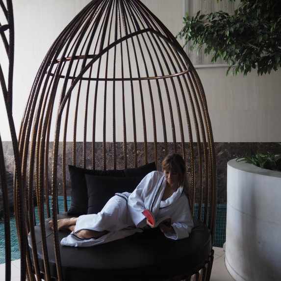 Le Spa: divine massages -duh, we’re in Thailand-, yummie products from L’Occitane and a golden cage to relax in afterwards while doing a Vanessa Paradis-impression.